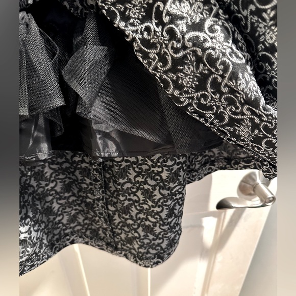 PARTY COCKTAIL FIT & FLAIRE DRESS - Size 6 Black and Silver - Worn Once - Picture 4 of 4